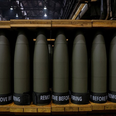 Дві руки потягуютьсь одна до іншої