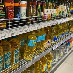 Соняшникова олія зображена на тлі золотого фону