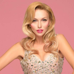 Оля Полякова показала безупречную улыбку