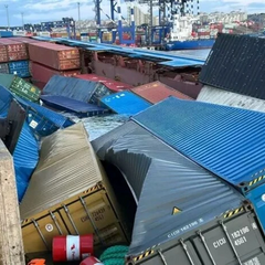 Контейнеровоз перевернулся в порту