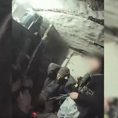 Нацгвардійці допитують в'язня на передовій