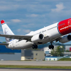 Дрон із човна на тлі літака