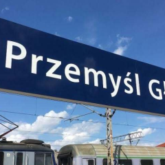 Жінка зберігає гроші на пересадці