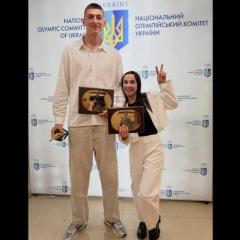 Спільне фото українського чемпіона-гіганта та чемпіонки-мініатюри
