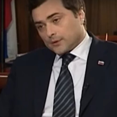 Розмальована карта Росії на тлі Кремля
