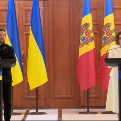 Зеленський отримує орден від Санду