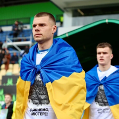 Mykhaylenko leaves the field due to injury