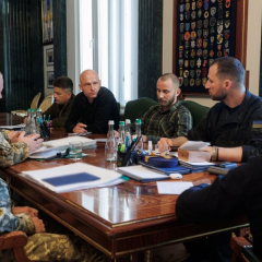Літак F-16 на фоні прапора України