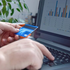 Женщина продает товары онлайн