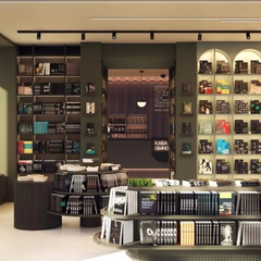 Люди стоять в очереди перед дверима видавництва