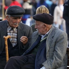 Новорожденный ребенок на фоне турецкого флага