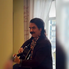 Павло Зібров грає на гітарі