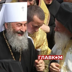 Юрист розглядає документи в офісі