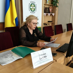 Жінка, яка підписує декларацію в офісі