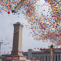 80 тис. голубів та кульок у небі