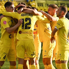 Футболисты на поле во время игры