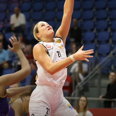 Юркевічус забиває м'яч на баскетбольному матчі