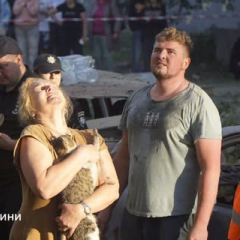 Поднятие женщины из-под завалов во Львове