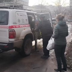 Спасатели группы 'Феникс' эвакуируют людей из Сумщины