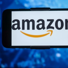 Логотип Amazon на тлі ілюстрації штучного інтелекту