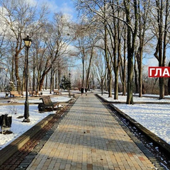 Фотографія зимового дня зі сонячною погодою