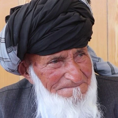 Мужчина позирует на фоне афганского пейзажа