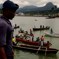 Потоплені човни на ріці в Нігерії
