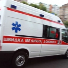 Ребенок держит пистолет в руке