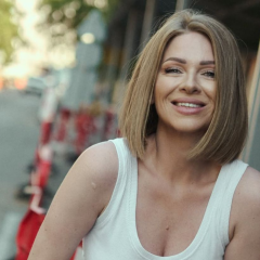 Яна Глущенко думає про пластику через анатомію шиї
