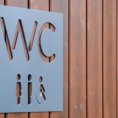 Чоловік у вбиральні «Епіцентру»