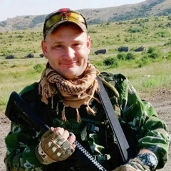 Кримчанин на передовій збирається до бою