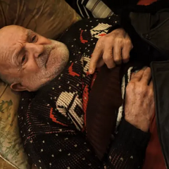 Син доглядає за прикутим батьком