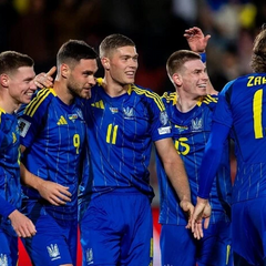 Герб України на фоні флагу