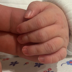 Перше фото новонародженої доньки Євгена Синельникова