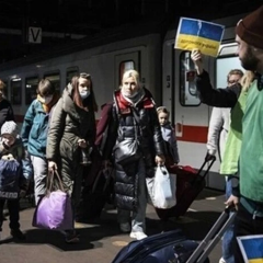 Ukrainian refugees on their way home