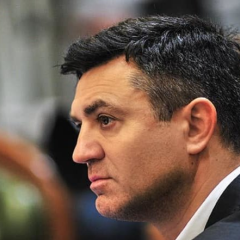 Микола Тищенко молиться у церкві