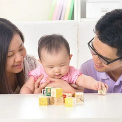 Діти грають на площі в Японії