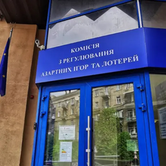 Робот КРАІЛ паралізовано після вручення двох підозр членам