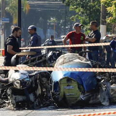 Уламки літака на дорозі після катастрофи