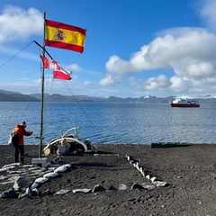 Залізничний язик на фоні абсолютної пустки