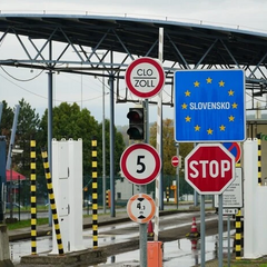 Ограничено движение транспорта на границе со Словакией