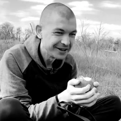 Боец Шаповалов радостно принял яблочный дар