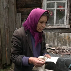 Жінка живе самотньо серед лісу