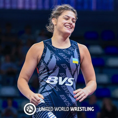 Українські спортсмени на подіумі з нагородами