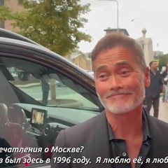 Актор бойовиків 90-х позує у Москві