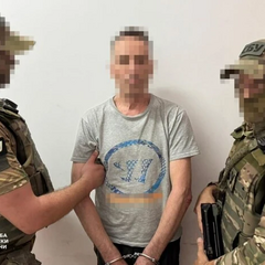 Затриманий моряк під час обшуку