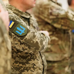 Молодые люди в военной форме
