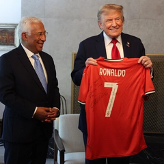 Подарунок від Роналду Трампу: автографована футболка