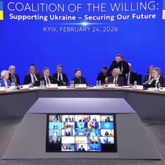 Лидеры G7 на фоне флага Украины