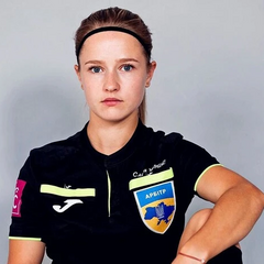 Чотири українські арбітрині на футбольному полі